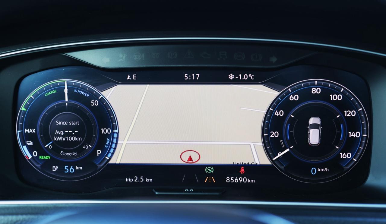 2018 Volkswagen e-Golf COMFORTLINE/NAV/LEATHER/MEMORY SEAT/HEATED SEATS/B Photo