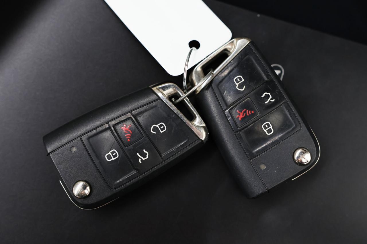 2018 Volkswagen e-Golf COMFORTLINE/NAV/LEATHER/MEMORY SEAT/HEATED SEATS/B Photo