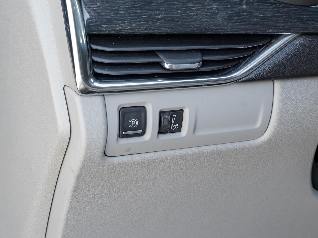 2020 Cadillac XT4 Luxury AWD   Sunroof   Heated Seats   Remote start Photo