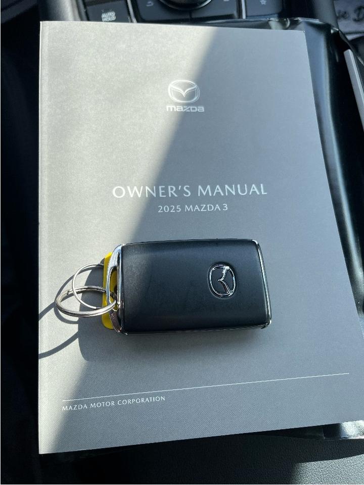 2025 Mazda MAZDA3 GS LUXURY HATCH CERTIFIED Photo