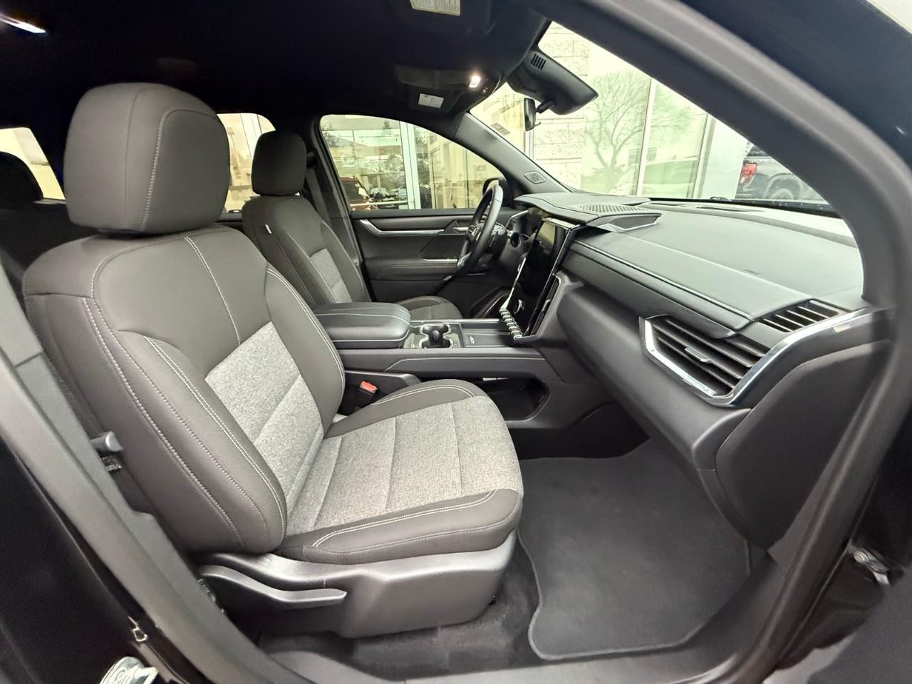 2025 GMC Acadia Elevation 4dr All-Wheel Drive Photo