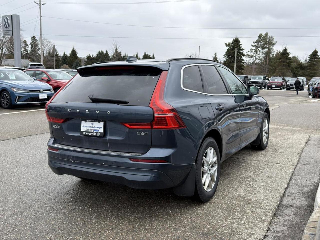 2022 Volvo XC60 B6 AWD Momentum Photo2