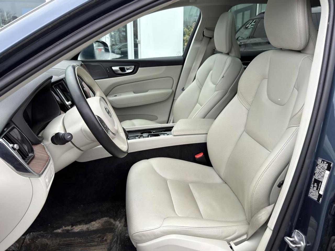 2022 Volvo XC60 B6 AWD Momentum Photo