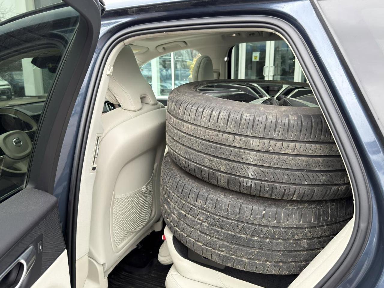 2022 Volvo XC60 B6 AWD Momentum Photo