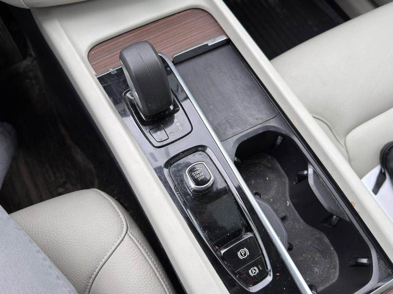 2022 Volvo XC60 B6 AWD Momentum Photo