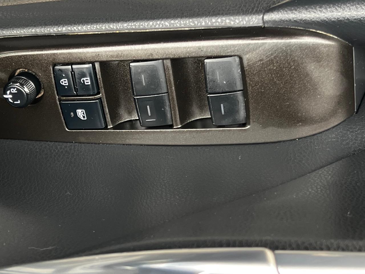 2021 Toyota Camry Hybrid SE Auto Photo2