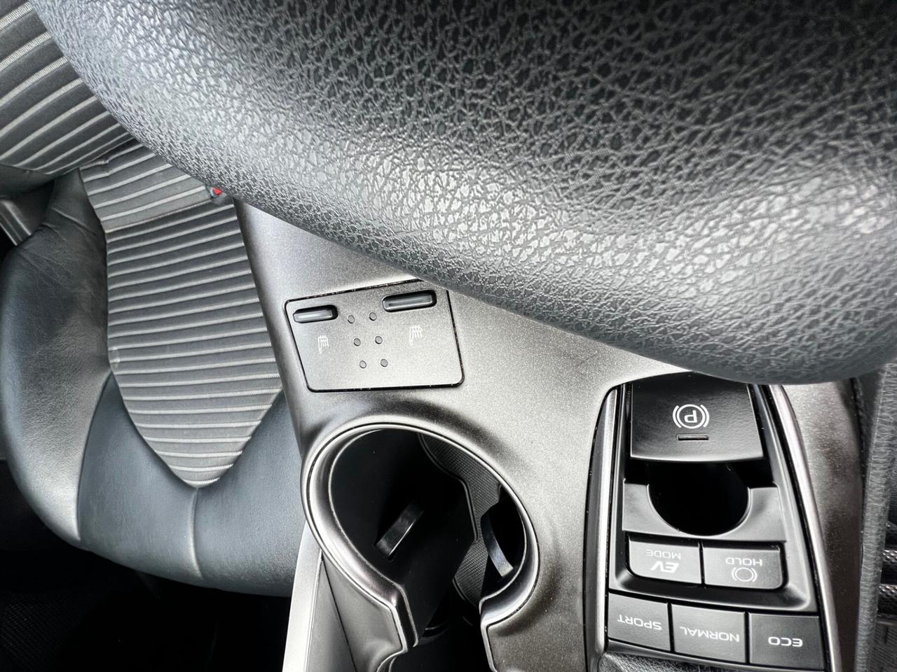 2021 Toyota Camry Hybrid SE Auto Photo