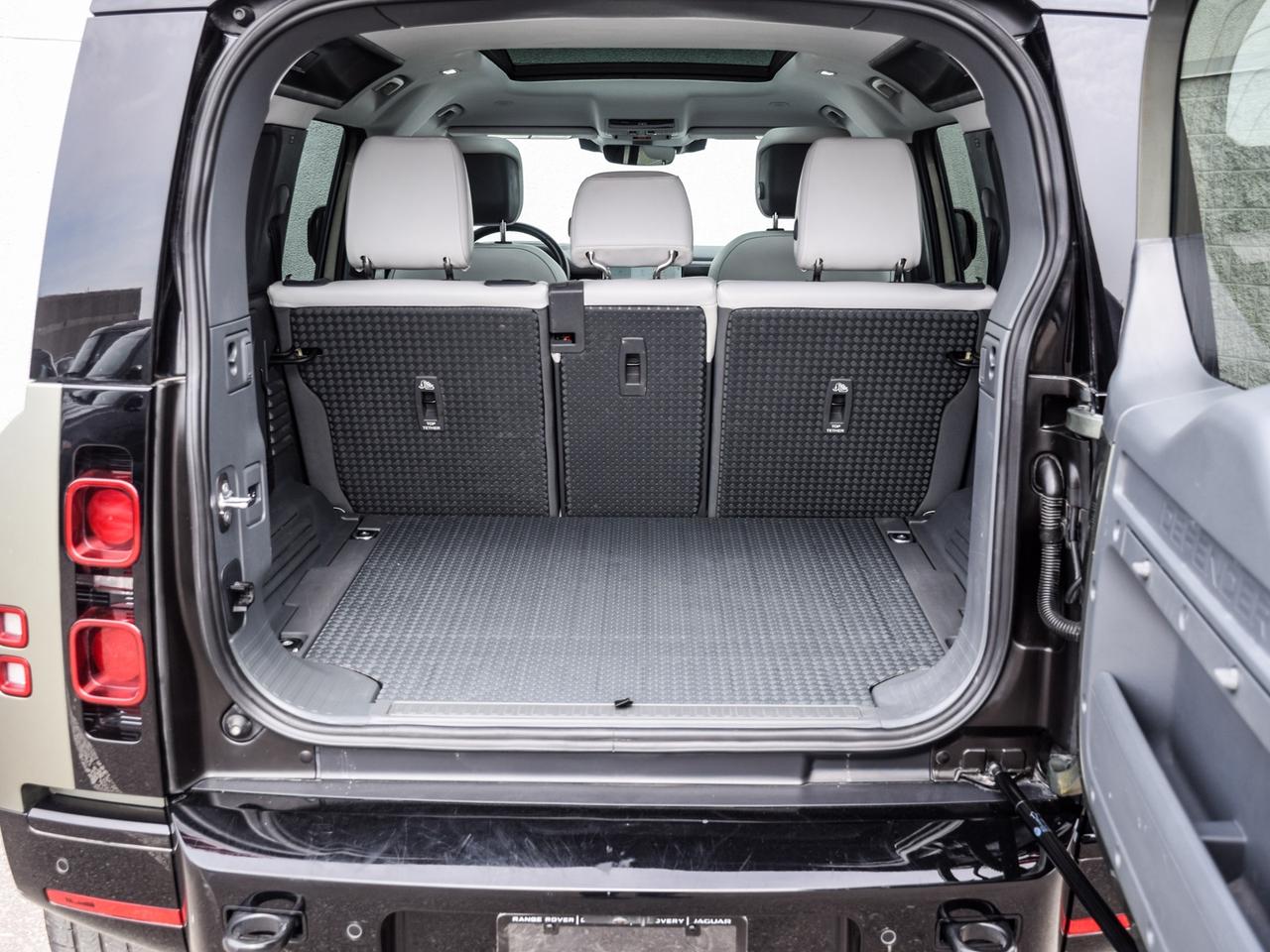 2025 Land Rover Defender X-Dynamic SE Photo