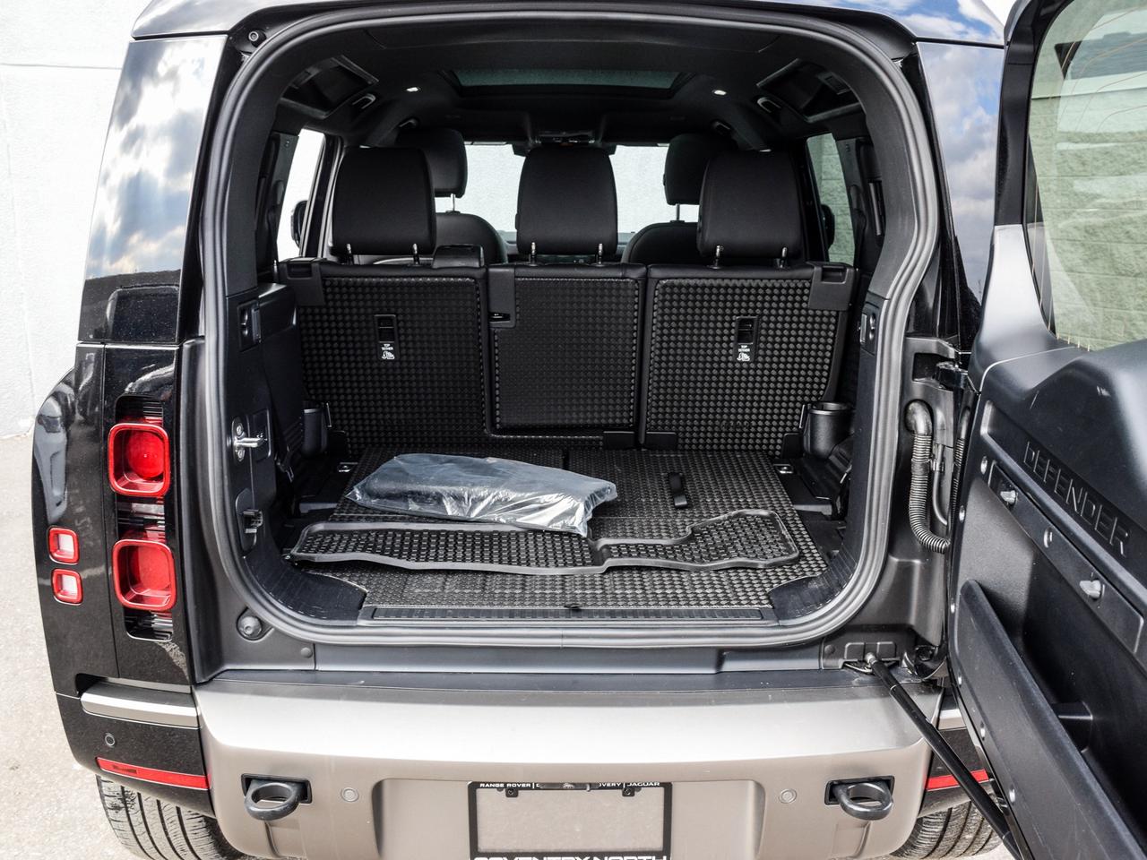 2025 Land Rover Defender X-Dynamic SE Photo