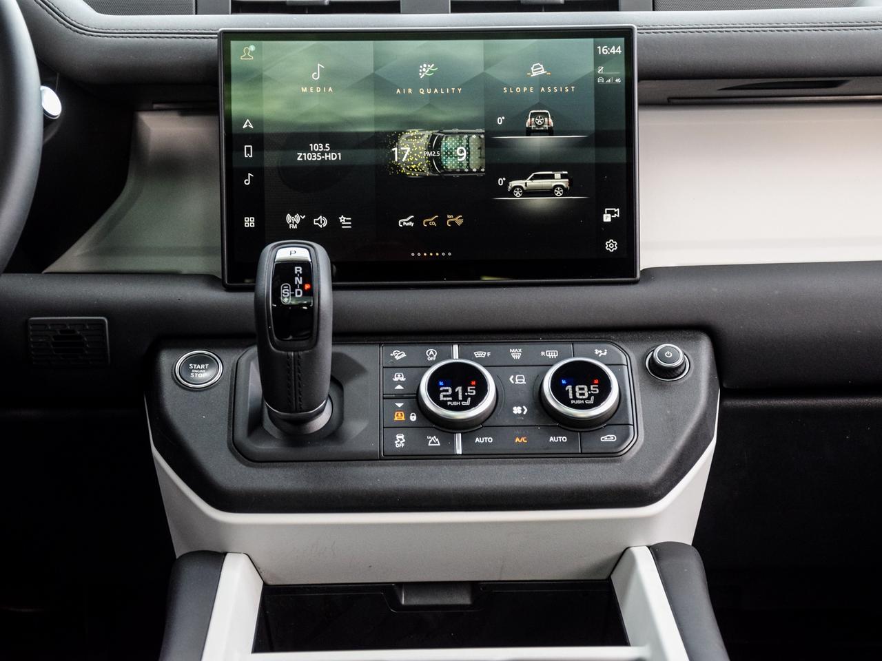 2025 Land Rover Defender X-Dynamic SE Photo