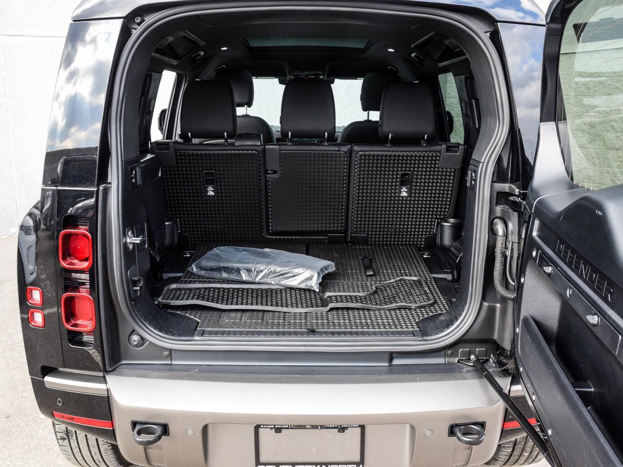 2025 Land Rover Defender X-DYNAMIC SE -DYNAMIC SE Photo