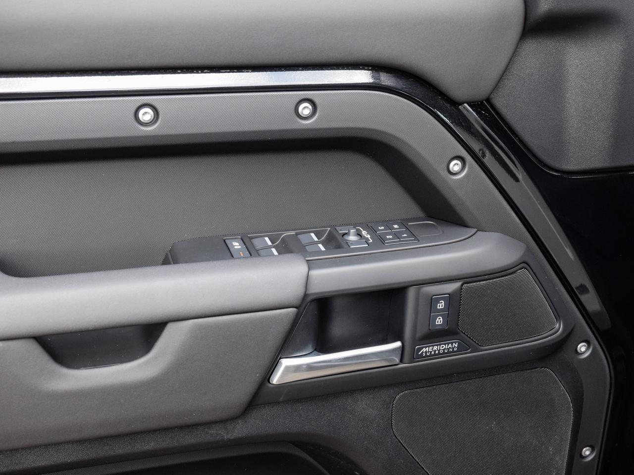 2025 Land Rover Defender X-DYNAMIC SE -DYNAMIC SE Photo