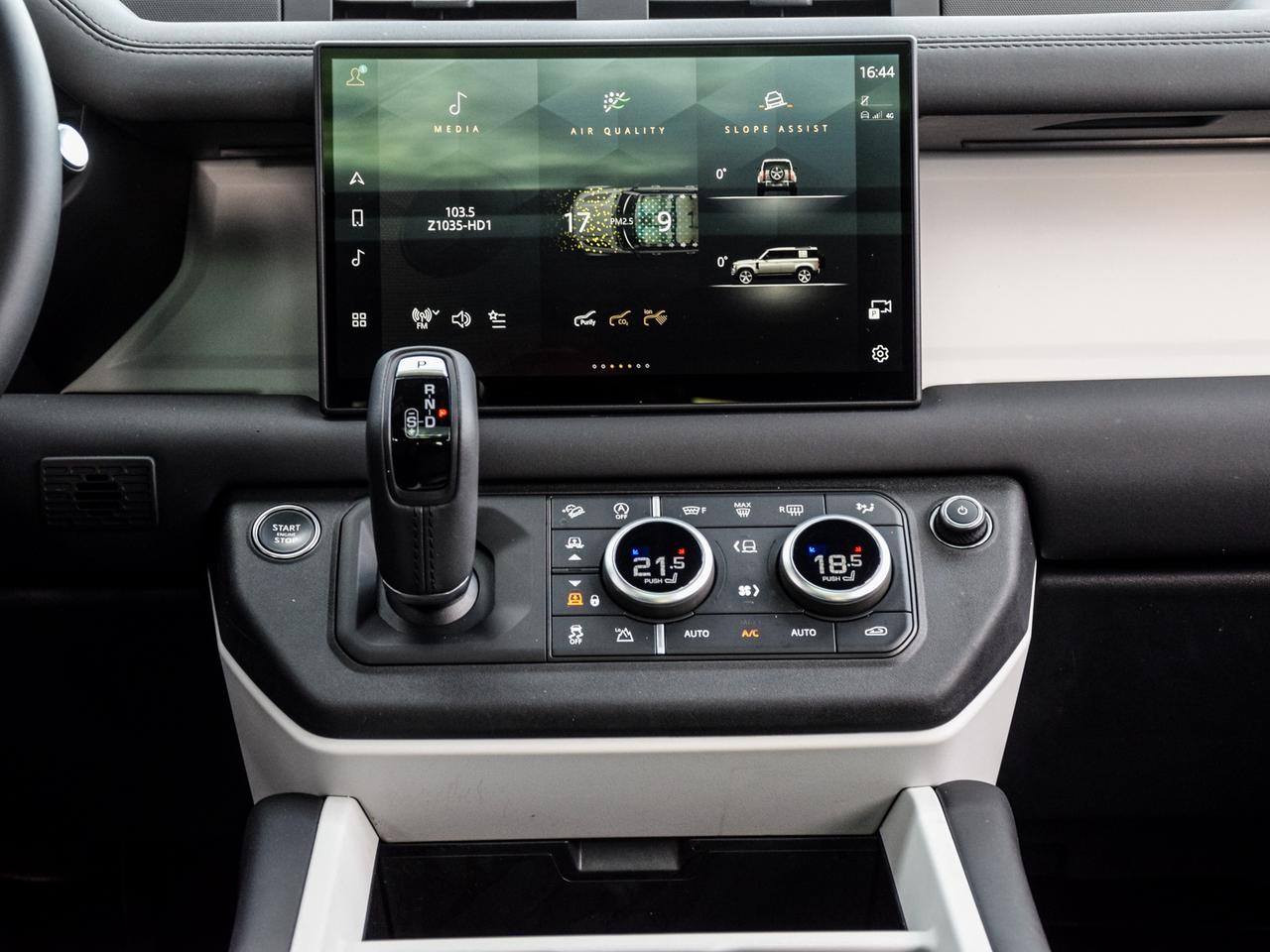 2025 Land Rover Defender X-DYNAMIC SE -DYNAMIC SE Photo