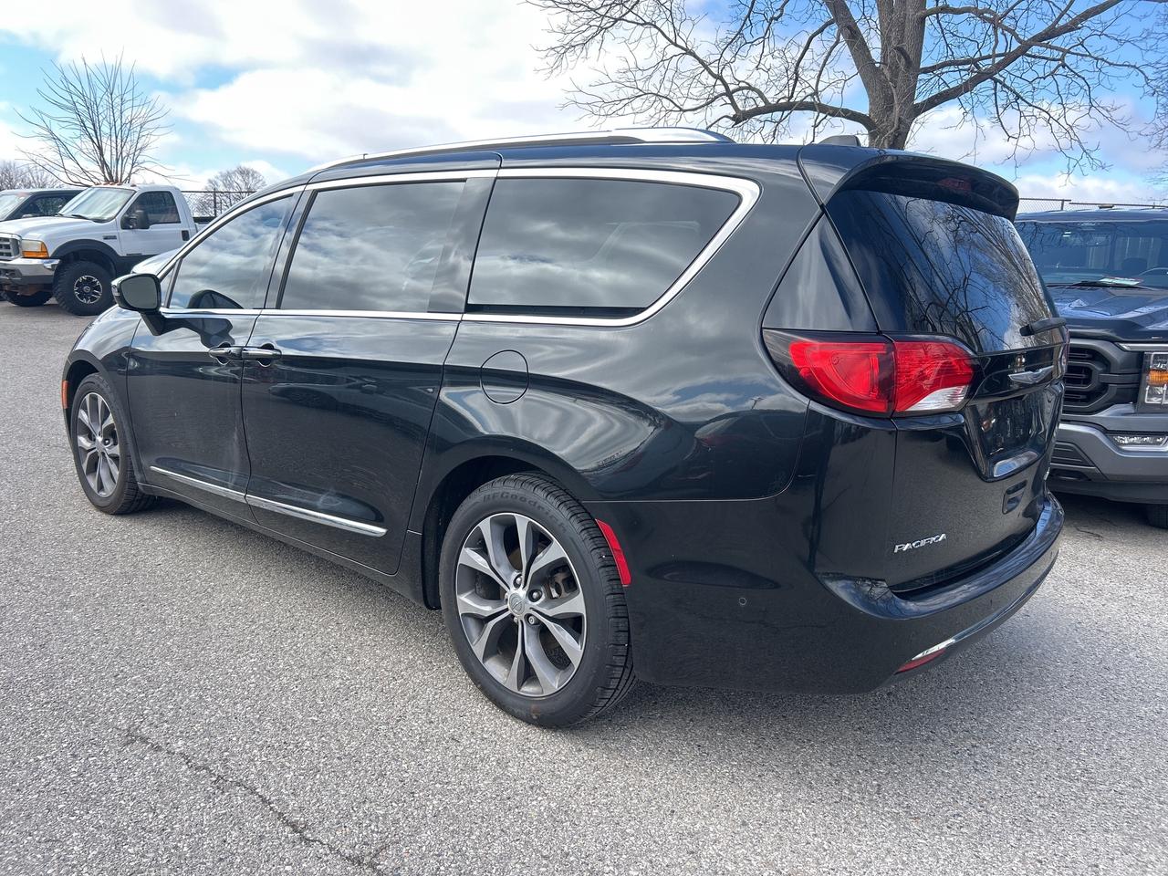 2017 Chrysler Pacifica LTD, SUNROOF, REMOTE START, LEATHER, BACK UP CAM! Photo3