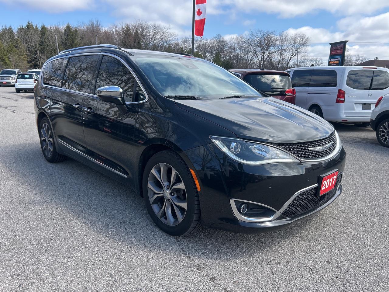 2017 Chrysler Pacifica LTD, SUNROOF, REMOTE START, LEATHER, BACK UP CAM! Photo