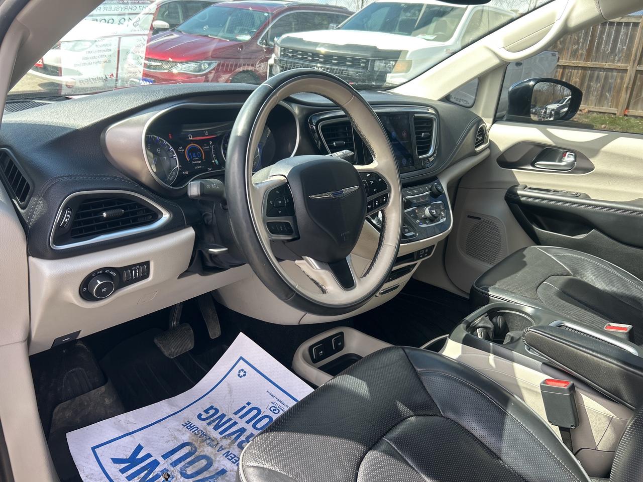 2017 Chrysler Pacifica LTD, SUNROOF, REMOTE START, LEATHER, BACK UP CAM! Photo