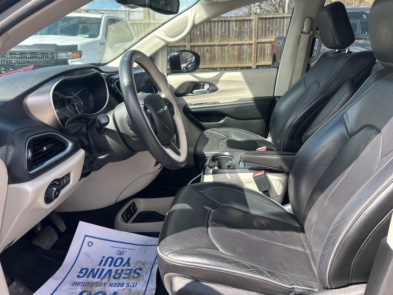 2017 Chrysler Pacifica LTD, SUNROOF, REMOTE START, LEATHER, BACK UP CAM! Photo