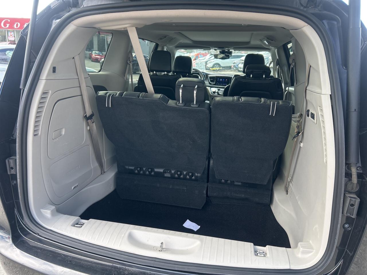 2017 Chrysler Pacifica LTD, SUNROOF, REMOTE START, LEATHER, BACK UP CAM! Photo