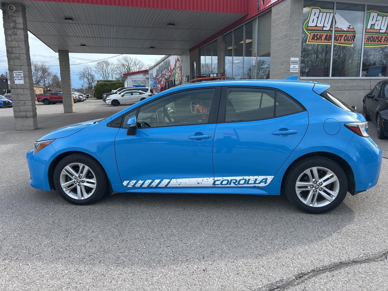 2021 Toyota Corolla Hatchback AUTO, CLEAN CARFAX, BACK UP CAMERA, HEATED SEATS! Photo2
