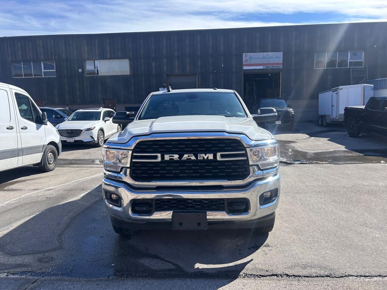 2022 RAM 3500 6.4 L Big Horn 4X4 Crew Cab 6.3 ft. box 149.5 in./ Photo