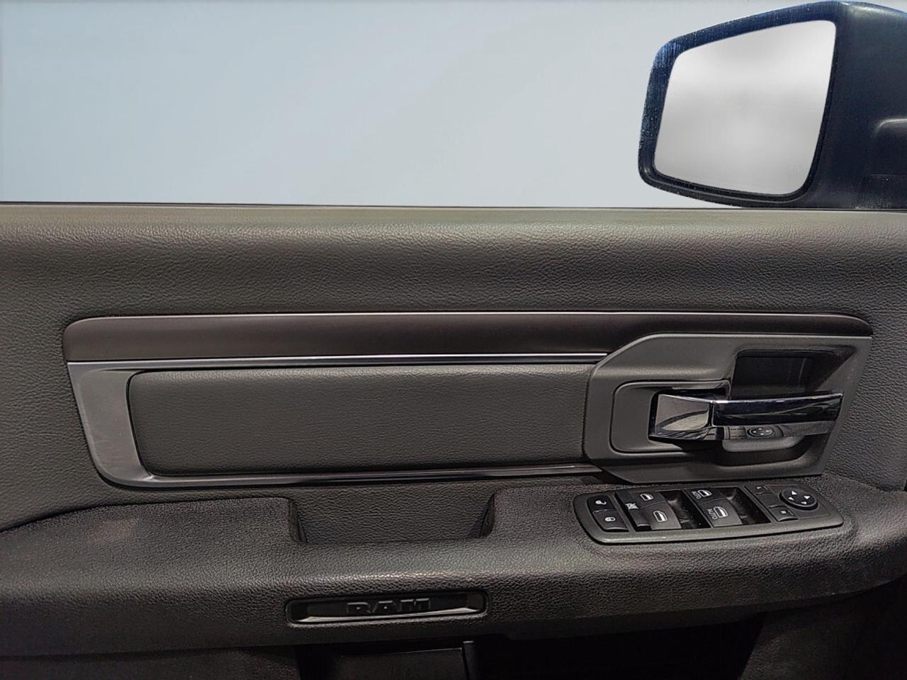 2023 RAM 1500 Classic SLT/5.7L HEMI /NAVI/Android/Big Screen/Clean Carfa Photo