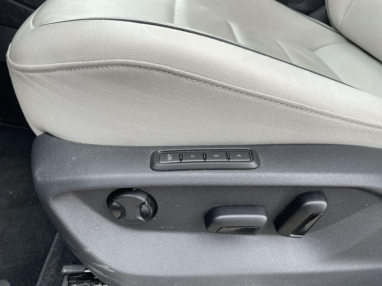 2018 Volkswagen Tiguan Highline 2.0T 8sp at w/Tip 4M Alloy Wheels  Leathe Photo