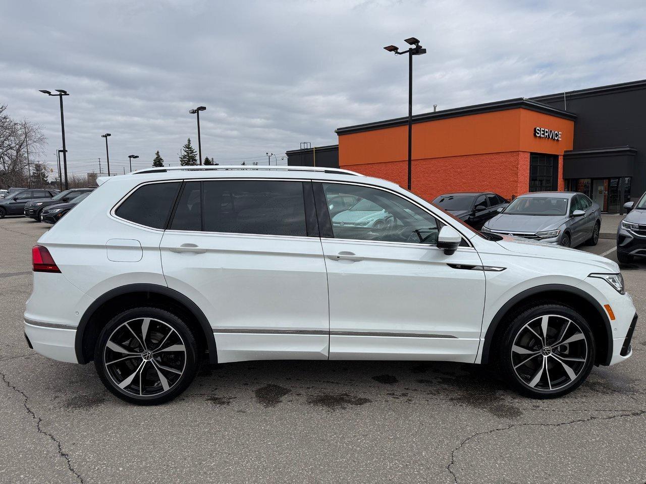 2022 Volkswagen Tiguan Highline 2.0T 8sp at w/Tip 4M Alloy Wheels  Sunroo Photo