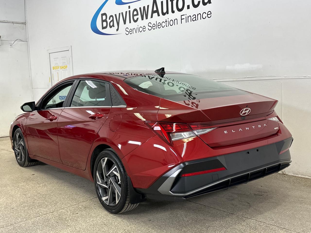 2024 Hyundai Elantra HEV Luxury 4dr Sedan Photo4