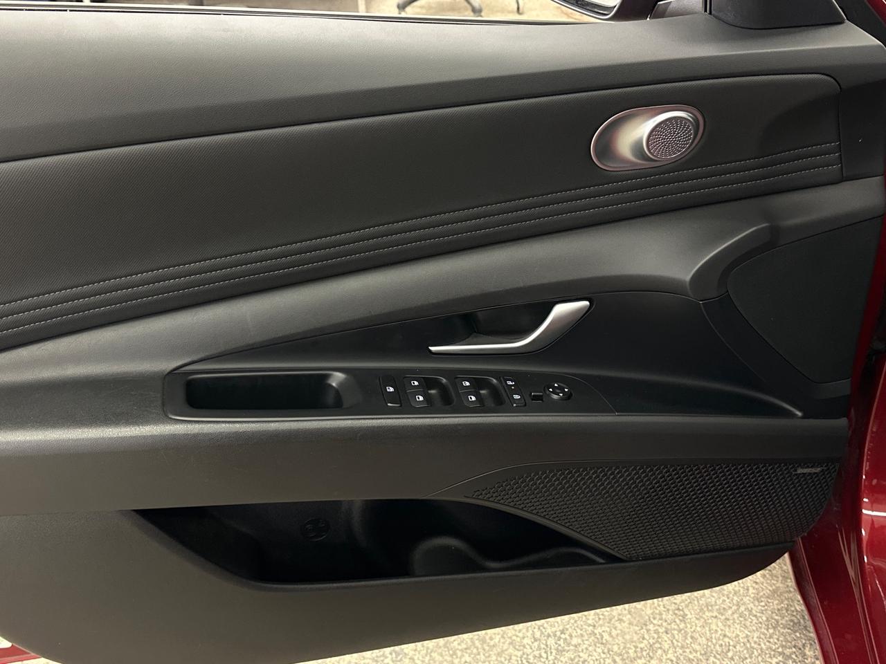 2024 Hyundai Elantra HEV Luxury 4dr Sedan Photo