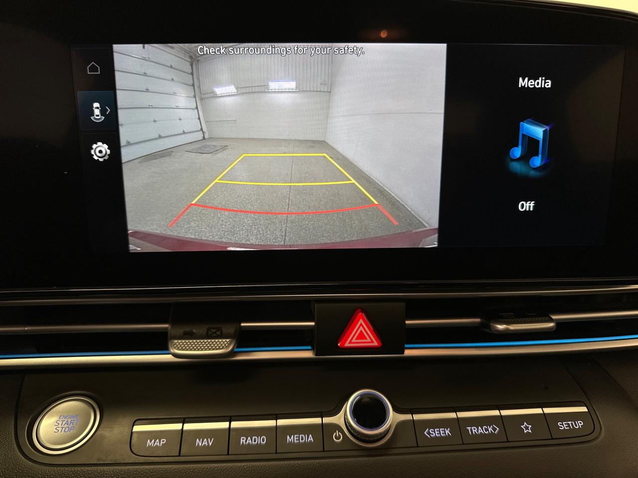 2024 Hyundai Elantra HEV Luxury 4dr Sedan Photo