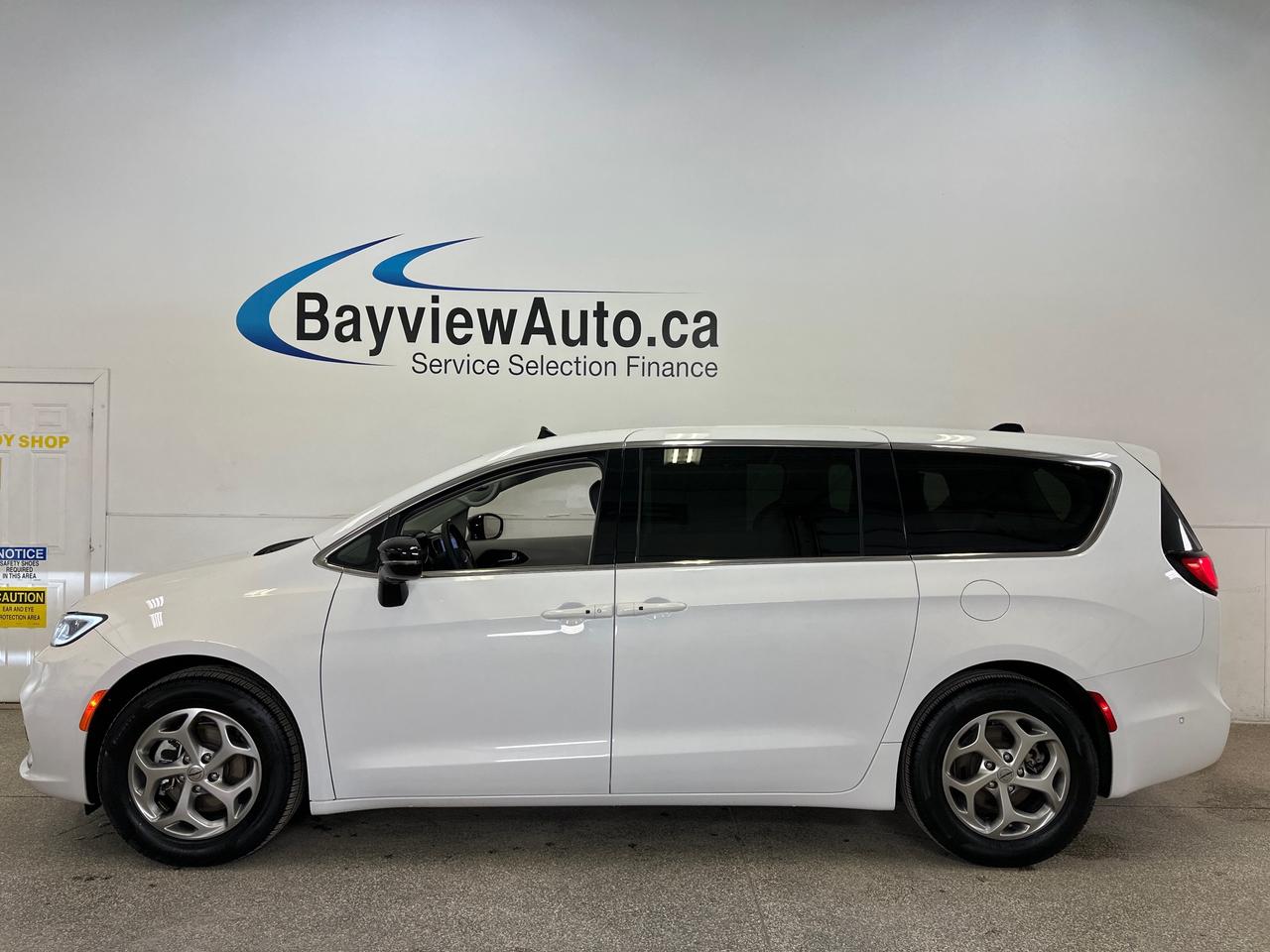 2024 Chrysler Pacifica Limited Front-Wheel Drive Passenger Van Photo3