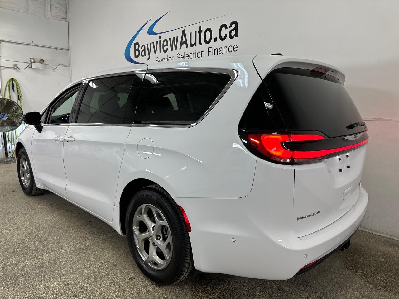 2024 Chrysler Pacifica Limited Front-Wheel Drive Passenger Van Photo4