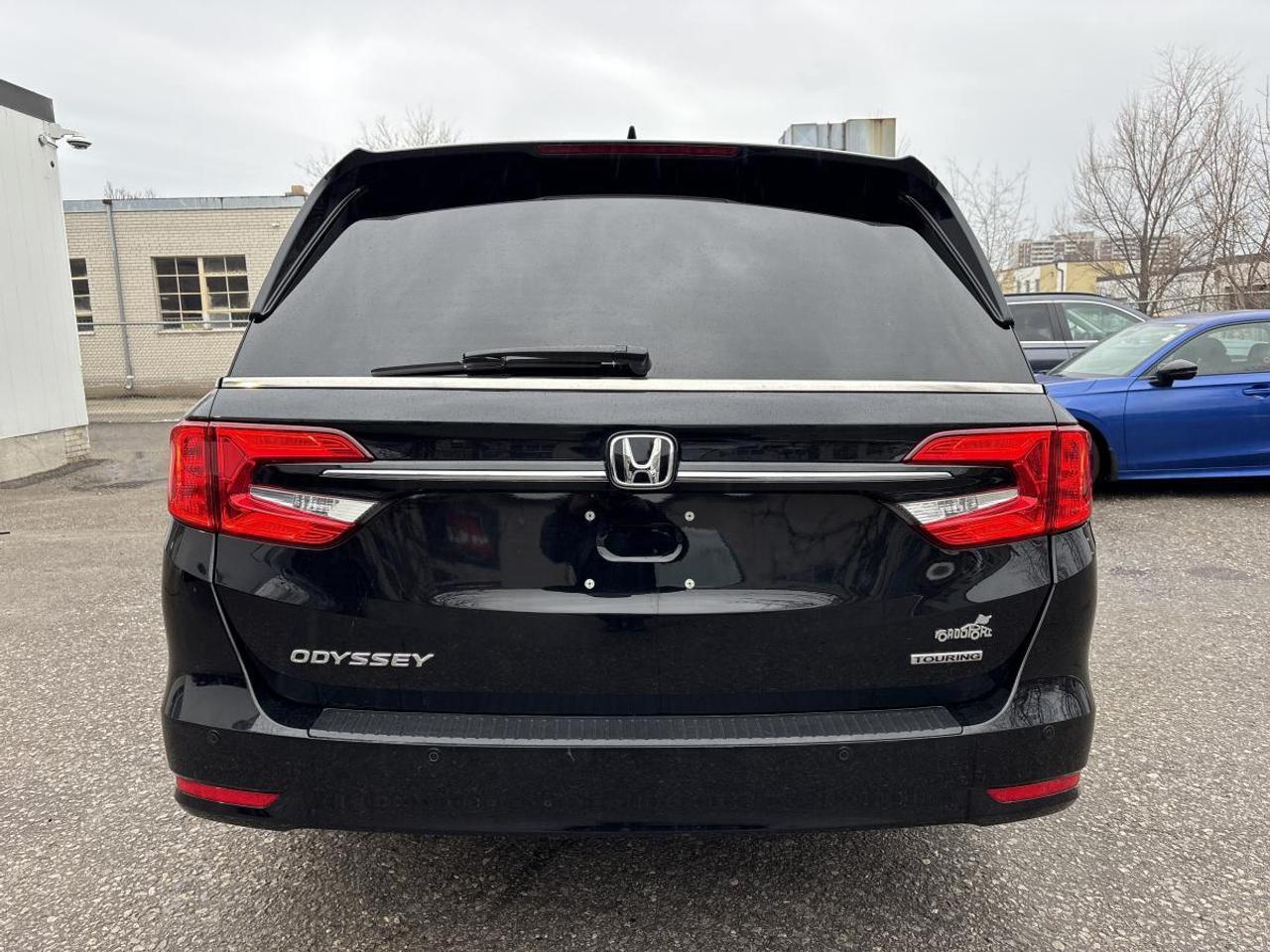 2022 Honda Odyssey Touring Photo2