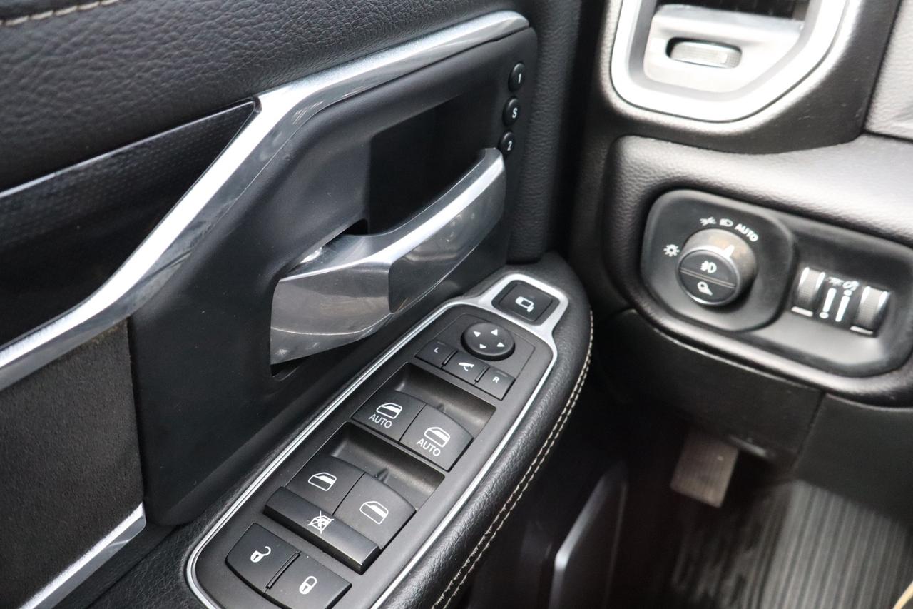 2022 RAM 3500 Laramie Crew Cab 4WD Cummins Diesel 6.7L Level 2 Photo