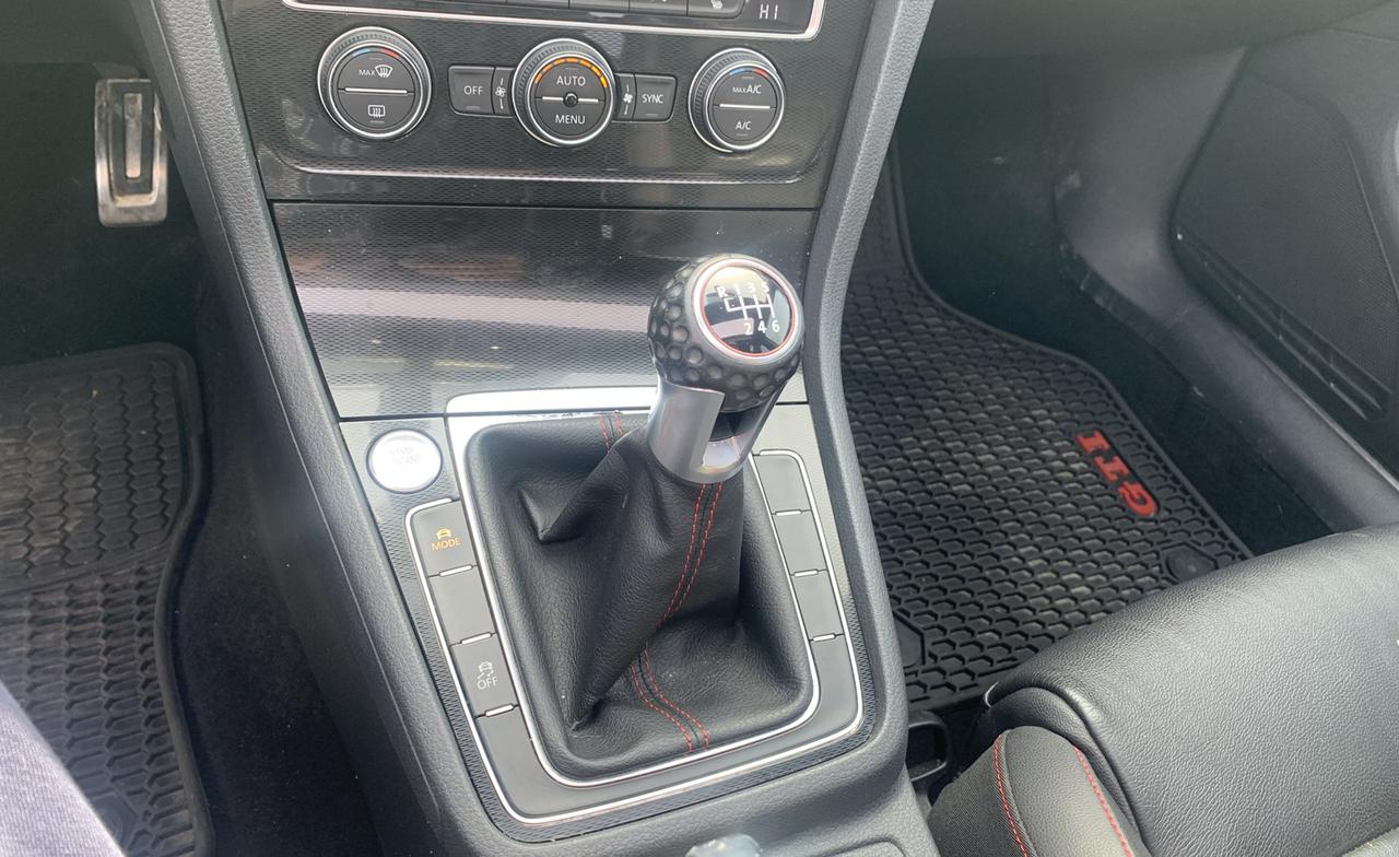 2015 Volkswagen GTI PERFORMANCE/  LEATHER /ROOF /NAVI / 6SPD / CLEAN / Photo