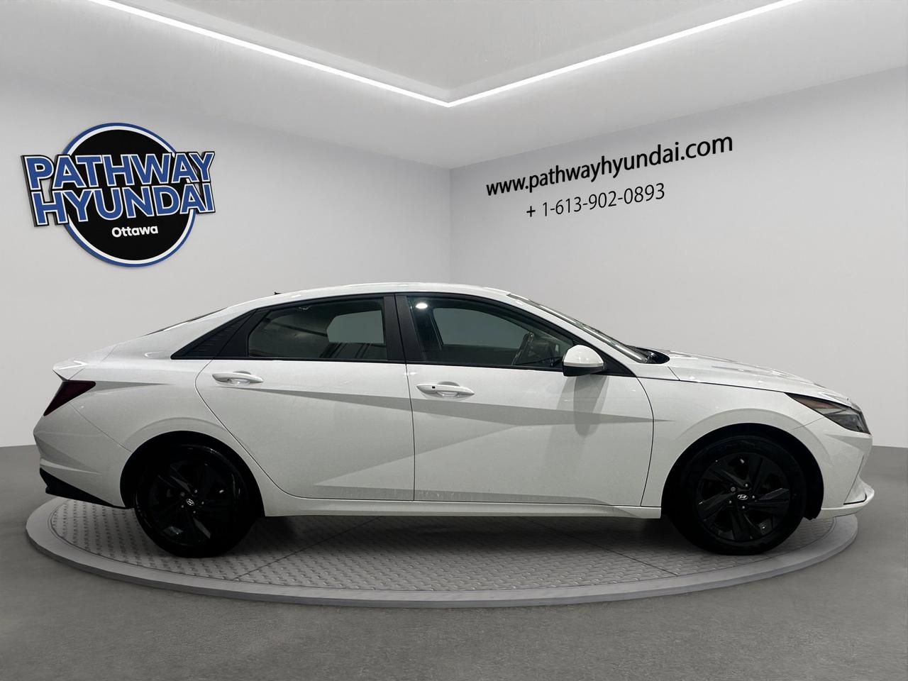 2022 Hyundai Elantra Preferred | Reverse Cam | Heated Seats Photo2