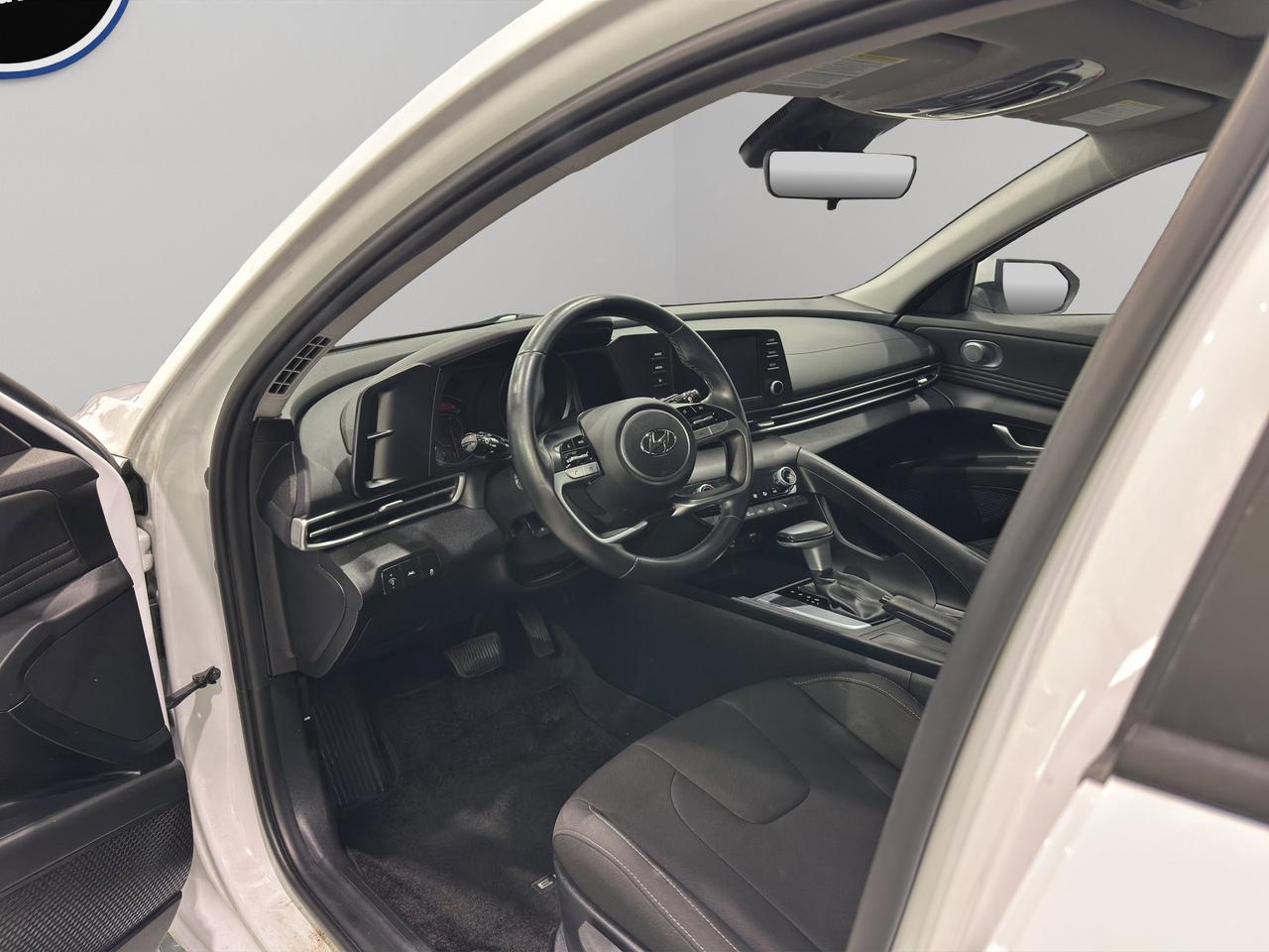 2022 Hyundai Elantra Preferred | Reverse Cam | Heated Seats Photo