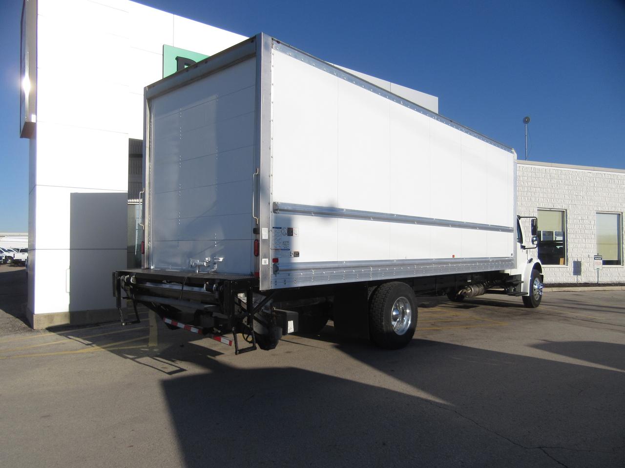 2019 Freightliner M2-106 DIESEL 26FT BOX LARGE POWER LIFTGATE Photo2