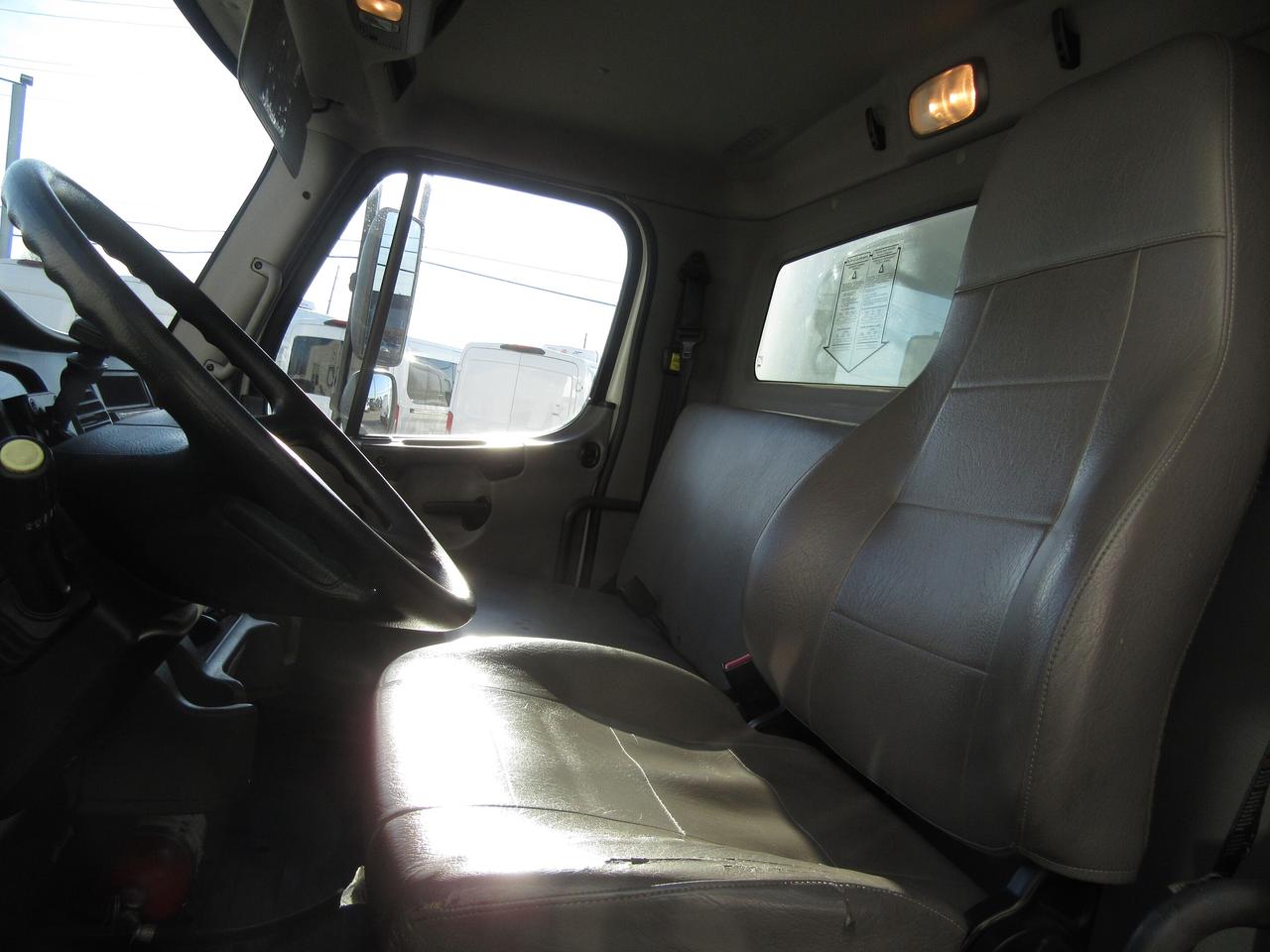 2019 Freightliner M2-106 DIESEL 26FT BOX LARGE POWER LIFTGATE Photo