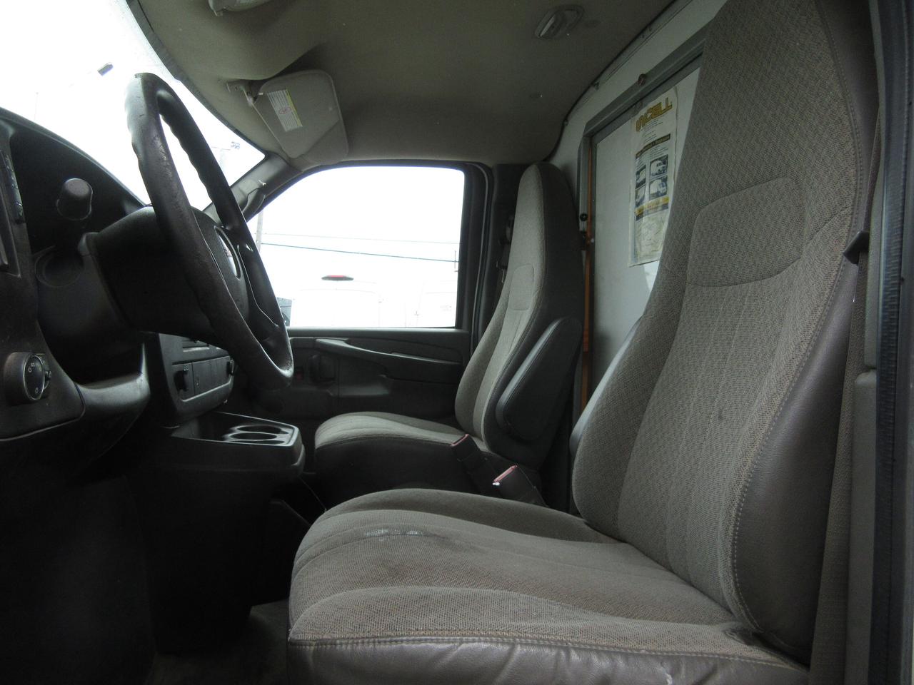 2012 GMC Savana 3500 16FT CUBE VAN Photo