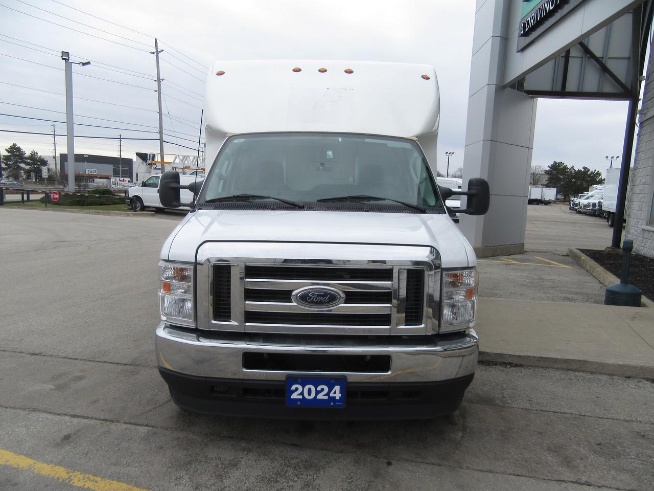 2024 Ford Super Duty E-450 DRW 16FT AEROCELL BOX CUBE VAN Photo