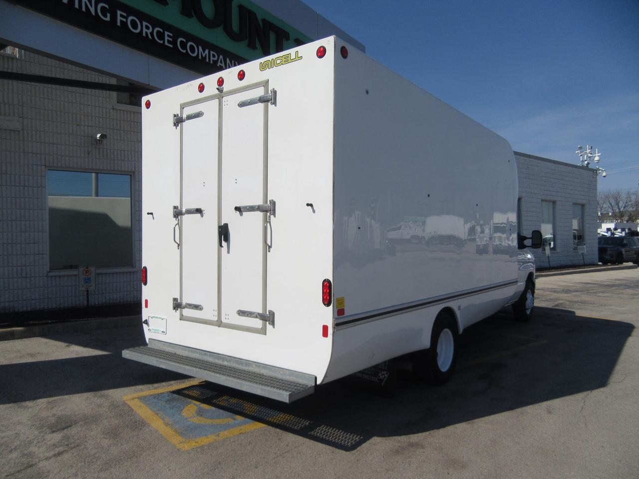 2024 Ford Super Duty E-450 DRW 16FT AEROCELL BOX CUBE VAN Photo
