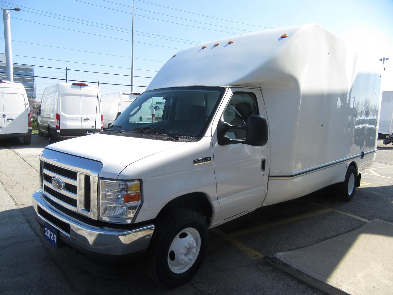 2024 Ford Super Duty E-450 DRW 16FT AEROCELL BOX CUBE VAN Photo