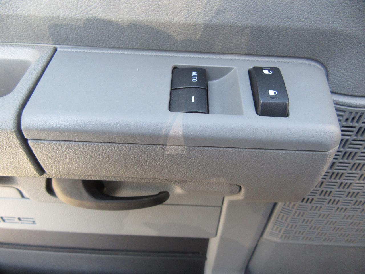 2024 Ford Super Duty E-450 DRW 16FT AEROCELL BOX CUBE VAN Photo