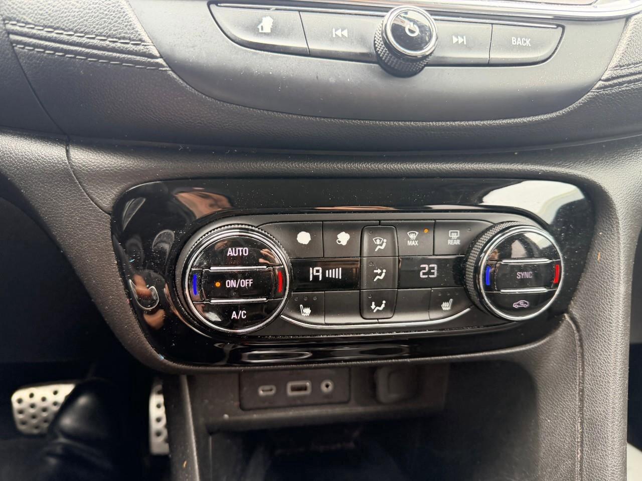 2021 Buick Encore GX SelectSELECT, 1.3L 3-CYLINDER, AWD. ALLOYS, 1-OWNE Photo