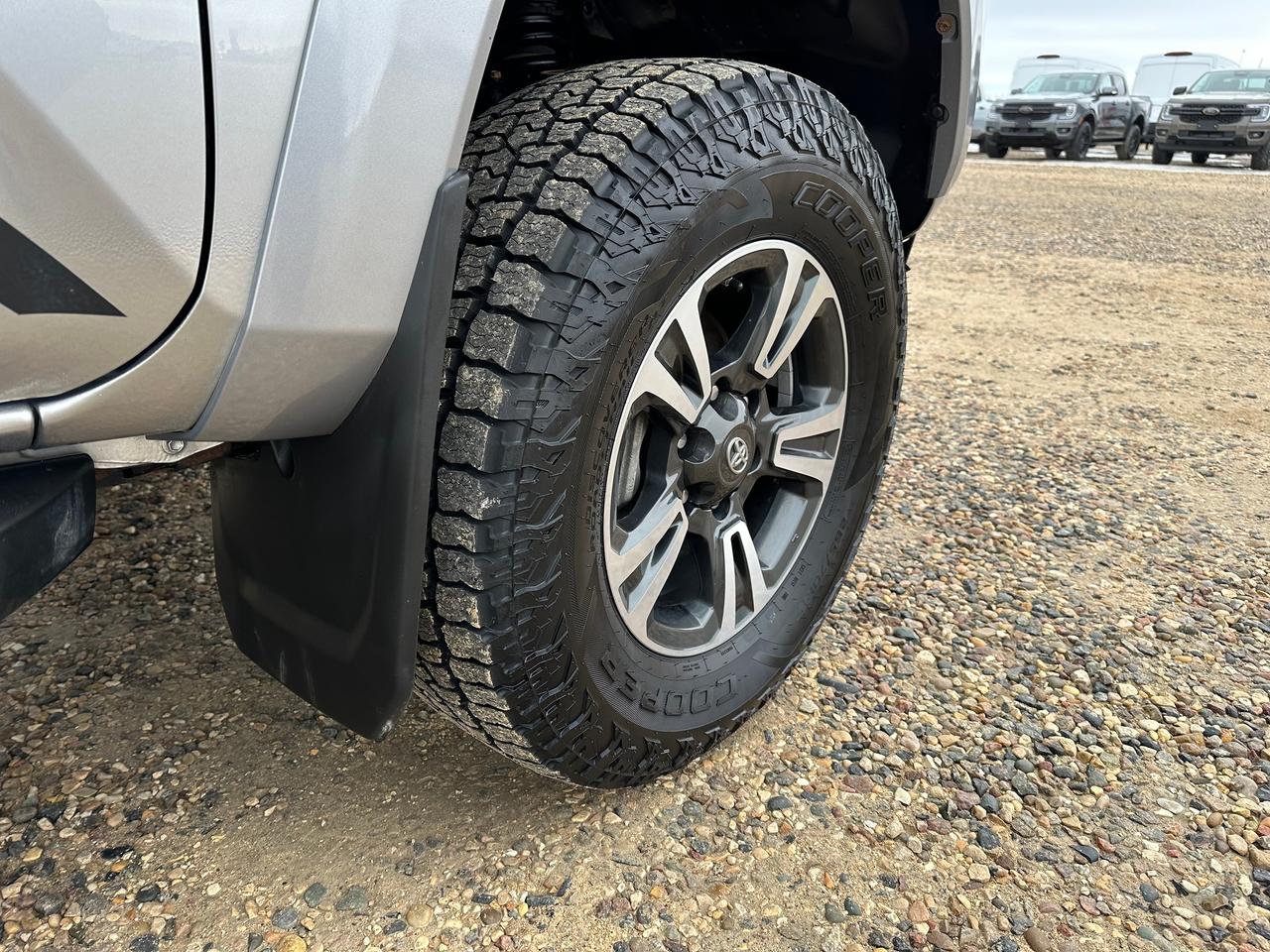 2018 Toyota Tacoma SR5 Photo5