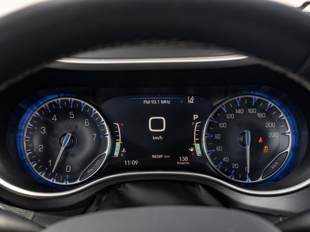 2023 Chrysler Pacifica Touring L Photo3