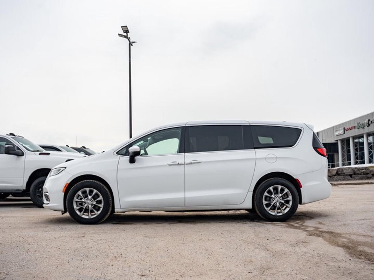 2023 Chrysler Pacifica Touring L Photo4