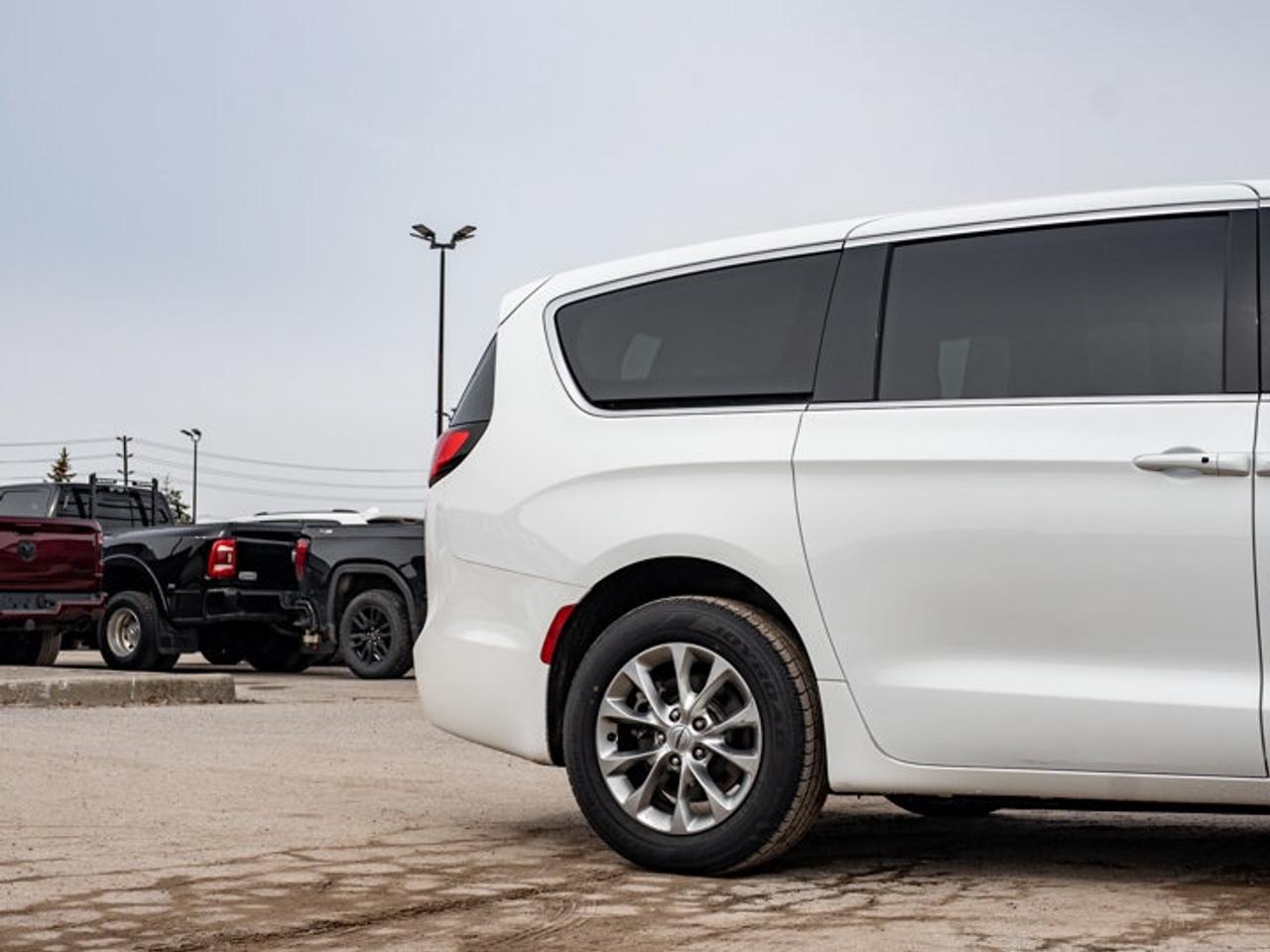 2023 Chrysler Pacifica Touring L Photo