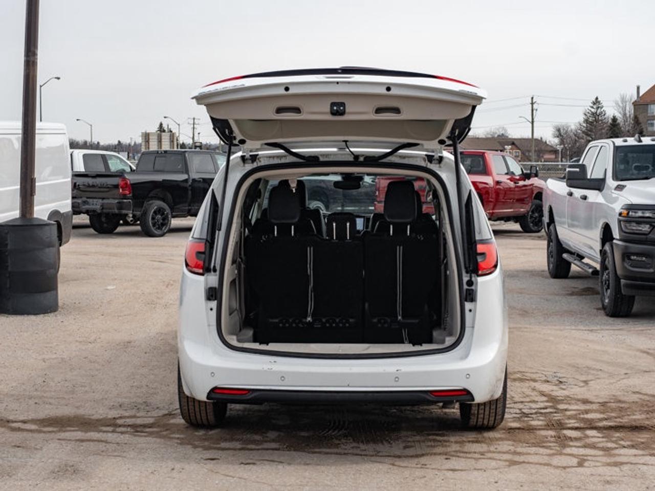 2023 Chrysler Pacifica Touring L Photo